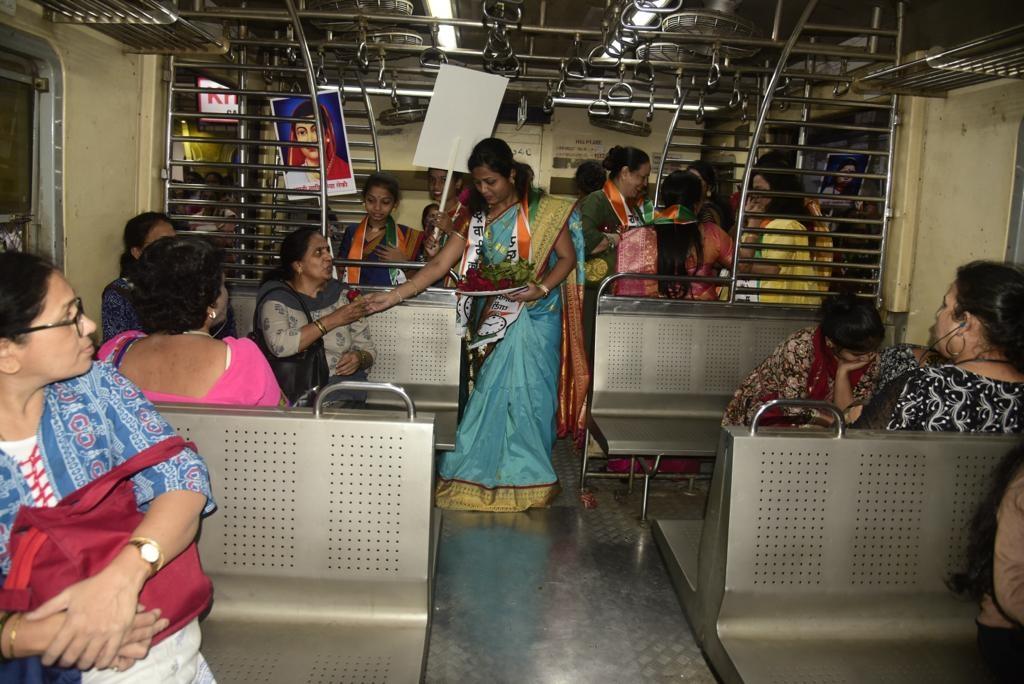 कार्यकर्ता महिलाओं ने ट्रेन के अंदर जाकर भी संक्रांति के रीति रिवाज पूरे किए और सभी के साथ खुशियां बांटी.
