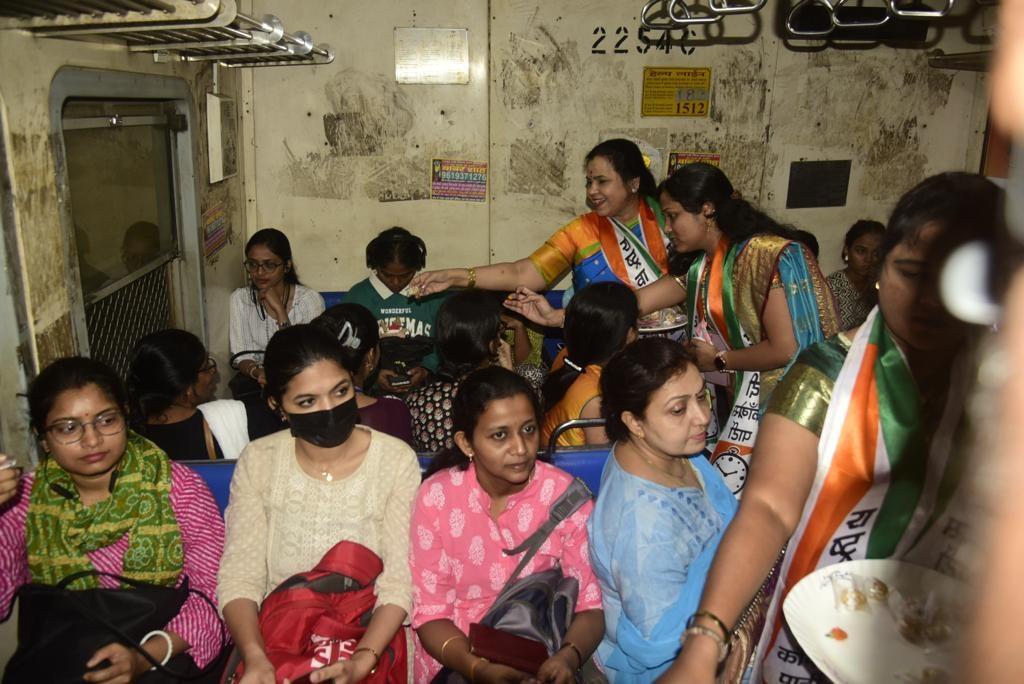 महाराष्ट्र में संक्रांति पर सुहागिन महिलाओं को हल्दी और कुमकुम लगाया जाता है. इसे शुभ शगुन माना जाता है.