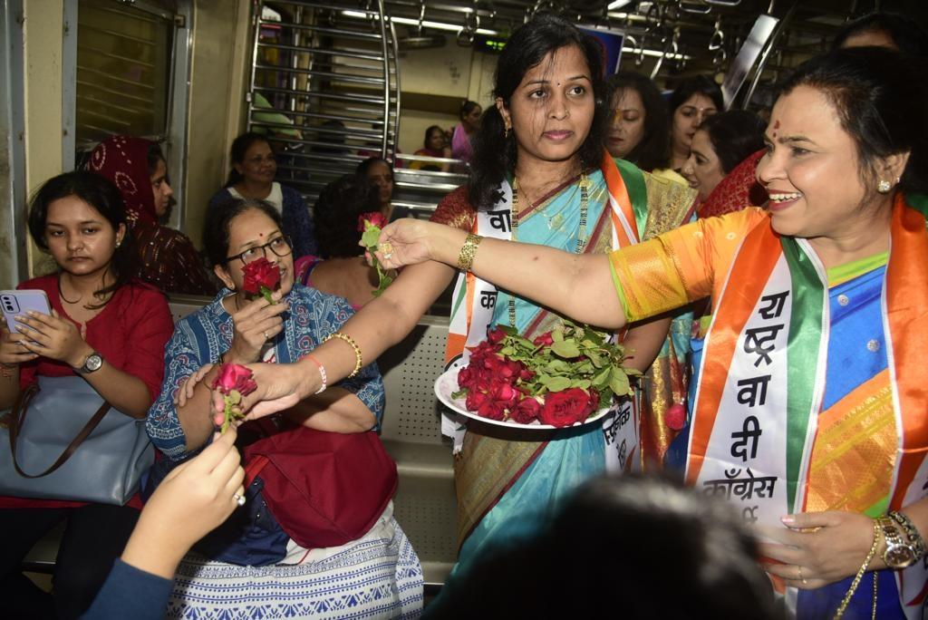 महिला आयोग की कार्यकर्ताओं ने महिला यात्रियों को गुलाब के फूल भी दिए.