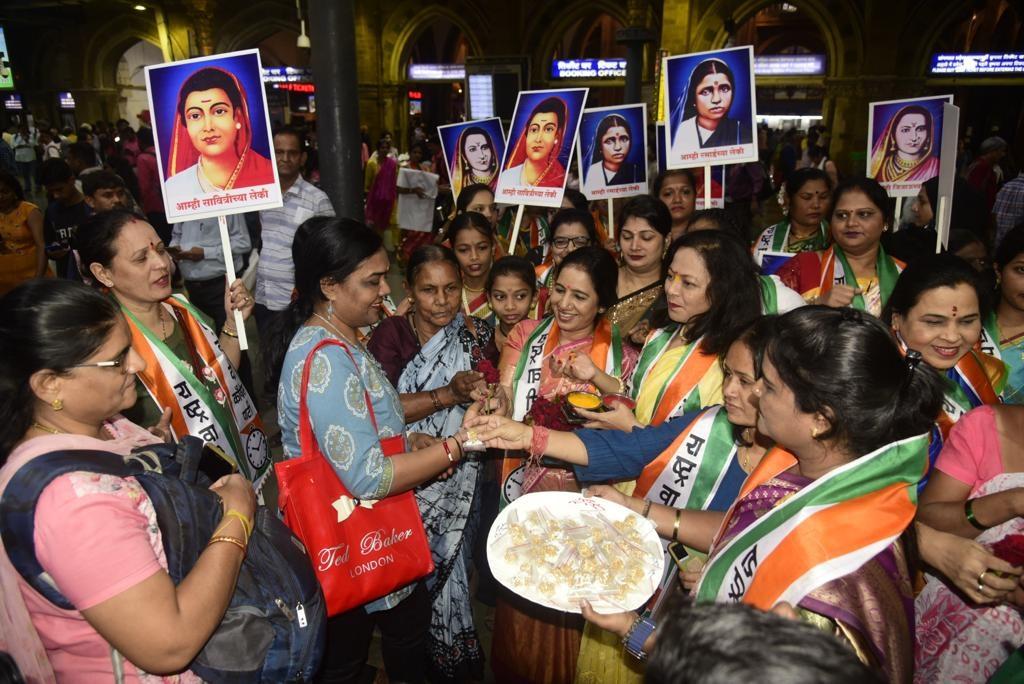 महिला आयोग की कार्यकर्ताओं ने महिला यात्रियों को तिल गुड़ बांटे. साथ ही काम में व्यस्त महिलाओं के साथ त्योहार मनाने का निश्चय किया.