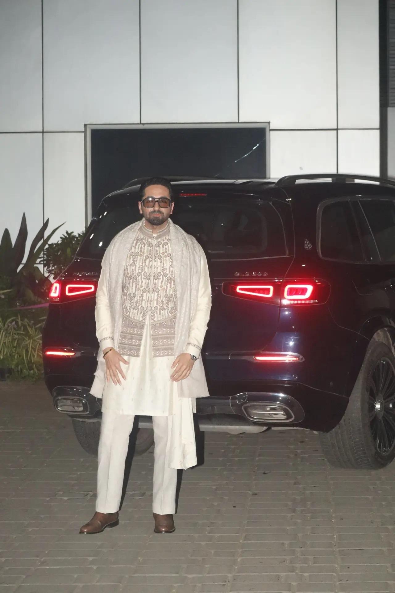 अभिनेता आयुष्मान खुराना भी इस दौरान नजर आए. ऑफ-व्हाइट कुर्ता पायजामा पहने एक्टर अच्छे लग रहे थे. 