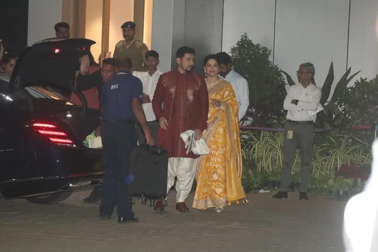 एयरपोर्ट पर बॉलीवुड अदाकारा माधुरी दीक्षित खूबसूरत येलो साड़ी पहन अयोध्या के लिए रवाना हुई. इस दौरान उनके पति डॉ. श्रीराम नेने भी दिखाई दिया. 