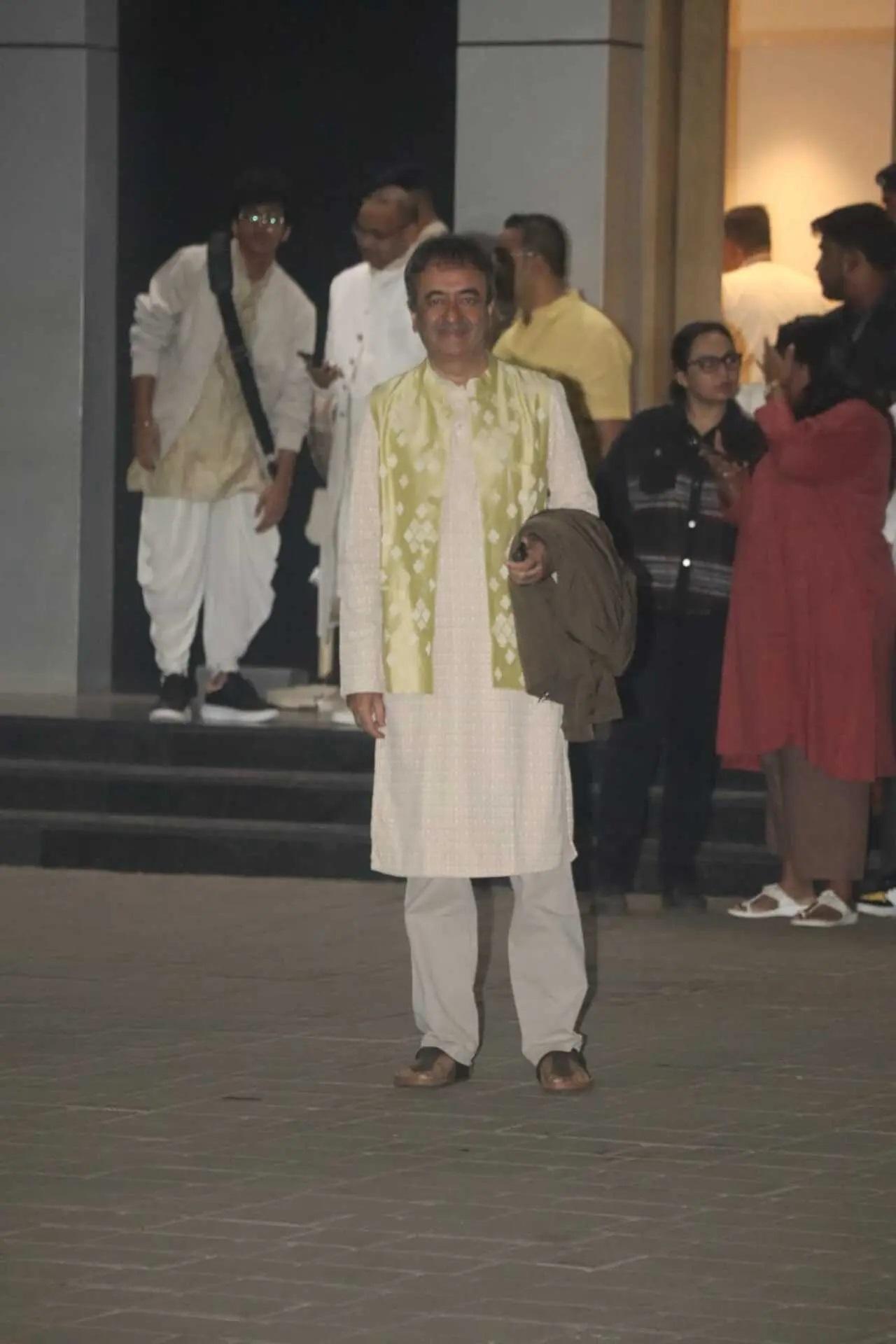 सोमवार सुबह राम मंदिर अभिषेक के लिए फिल्म निर्माता राजकुमार हिरानी को रवाना हुए.