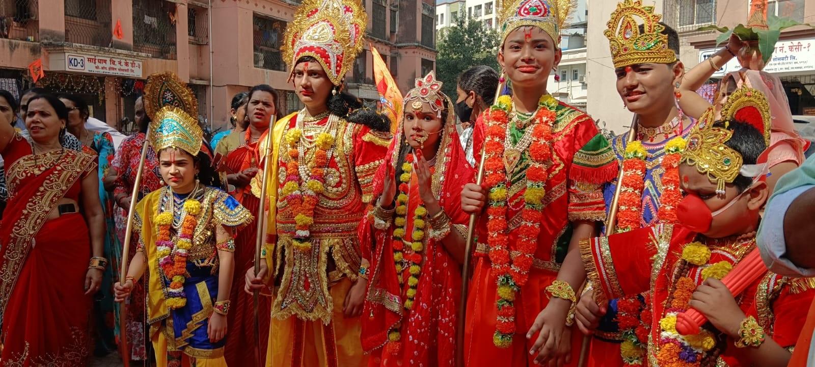 भगवान राम, सीता मां और लक्ष्मण के अवतार में छोटे बच्चे काफी अच्छे लग रहे थे. 