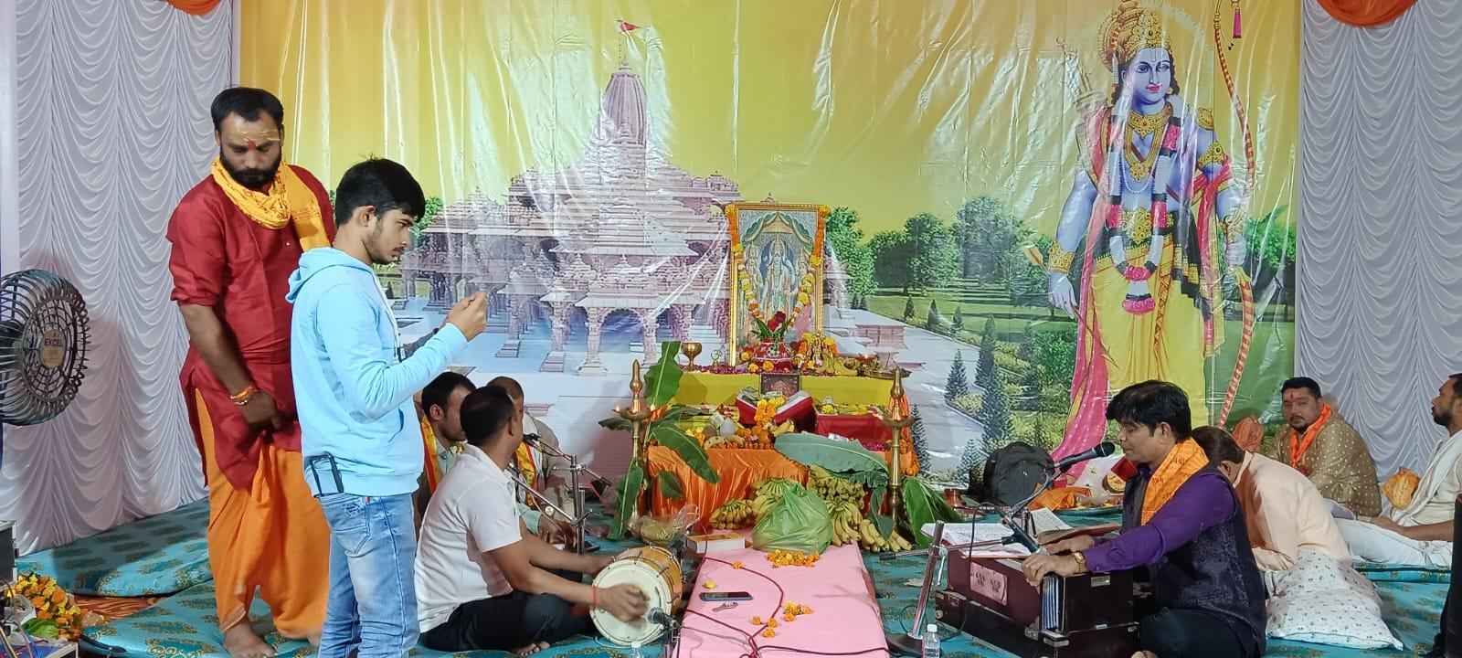 साईधाम कॉम्प्लेक्स में इस 24 घंटे के अखंड पाठ में बड़े से लेकर छोटे भी शामिल होते दिखाई दिए.