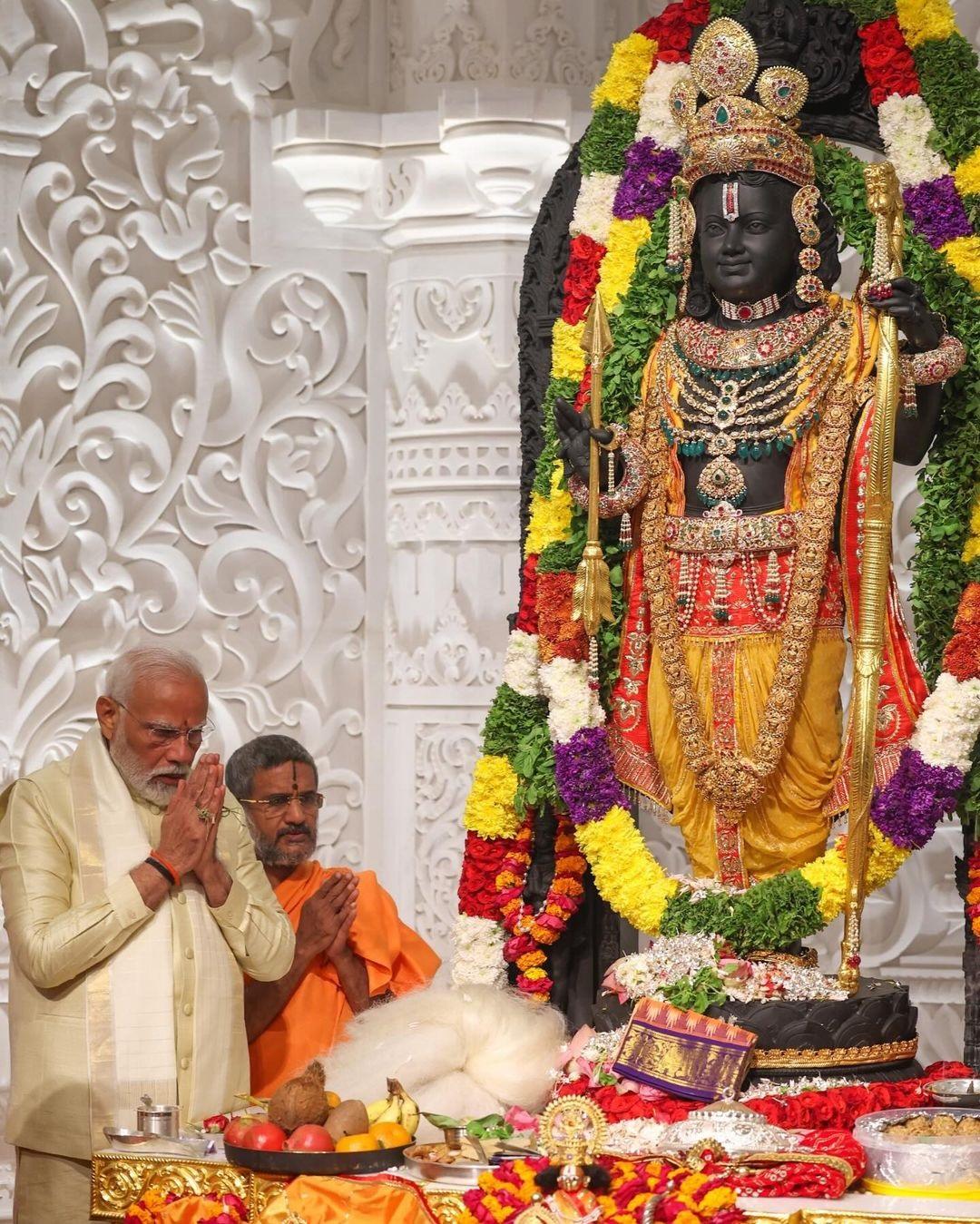 पीएम मोदी ने इस दौरान शानदार पोशाक पहनी. वह अपने लुक से हर बार ही सबका दिल जीतते हैं.