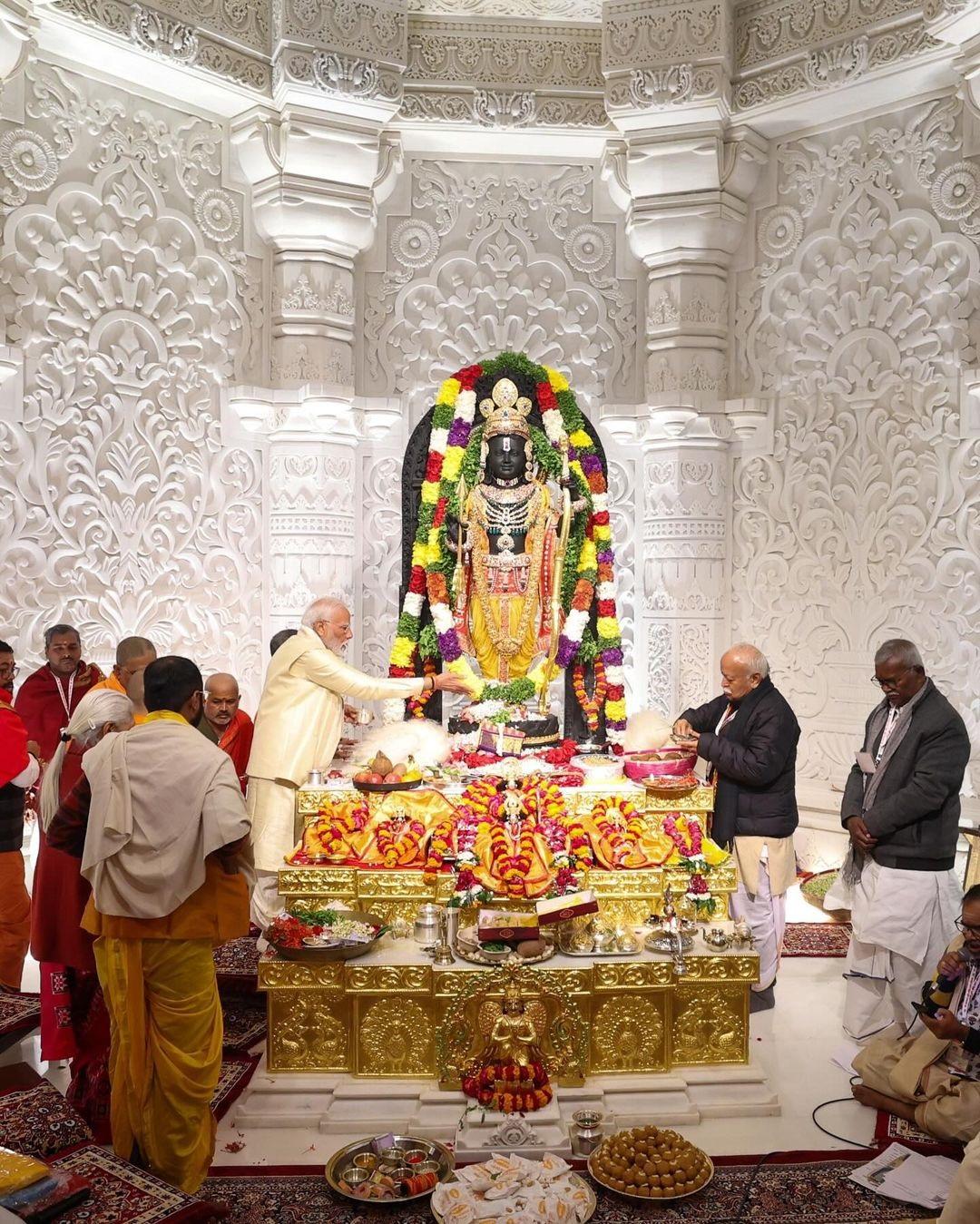 रामलला की प्राण प्रतिष्ठा के लिए अयोध्या में पीएम मोदी ने गोल्डन और क्रीम कलर का कुर्ता और धोती पहना.
