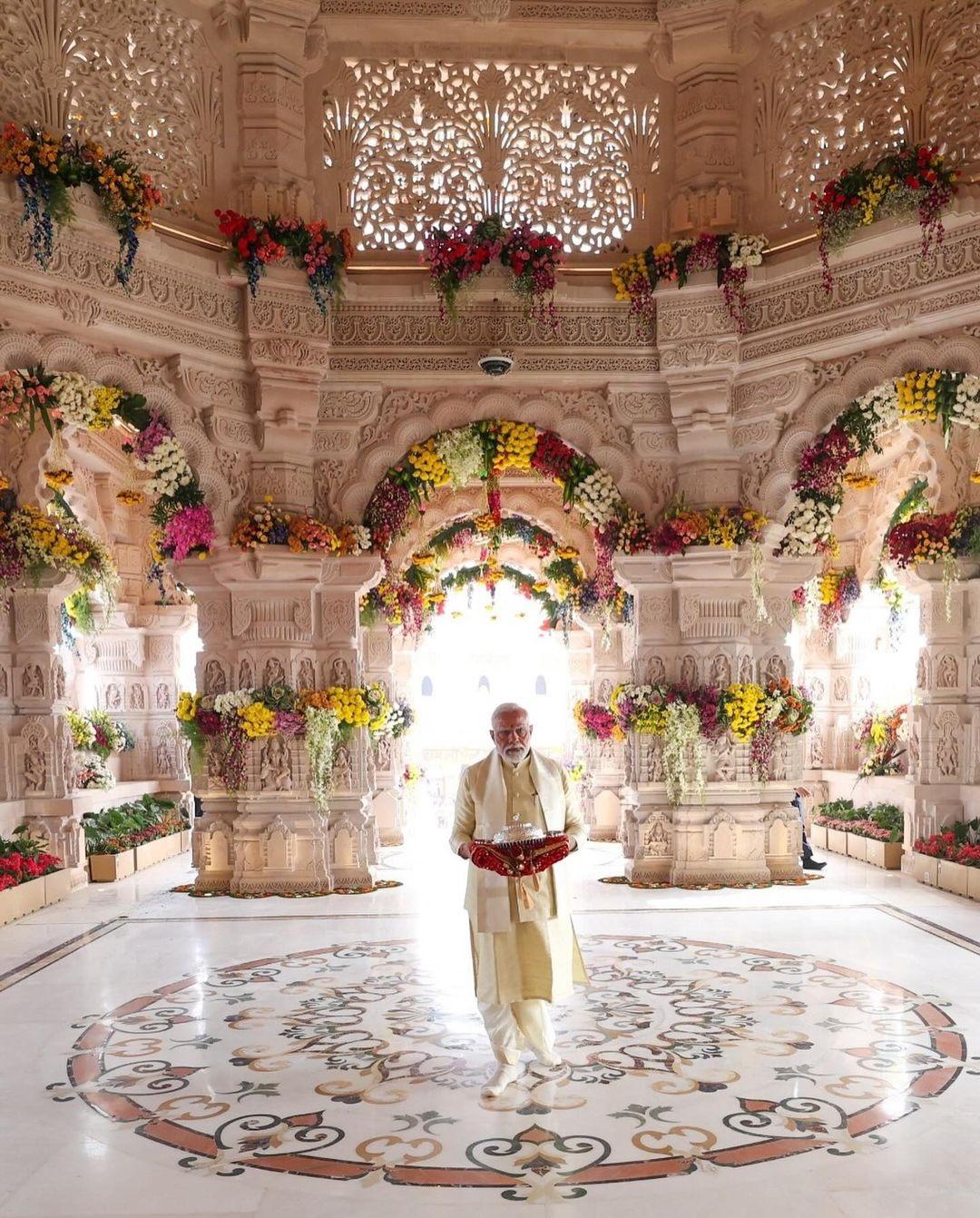 इसके साथ वह स्टॉल ओढ़े नजर आए. इसके अलावा गोल्डन कलर की बंद गले के जैकेट भी उन्होंने पहनीं.