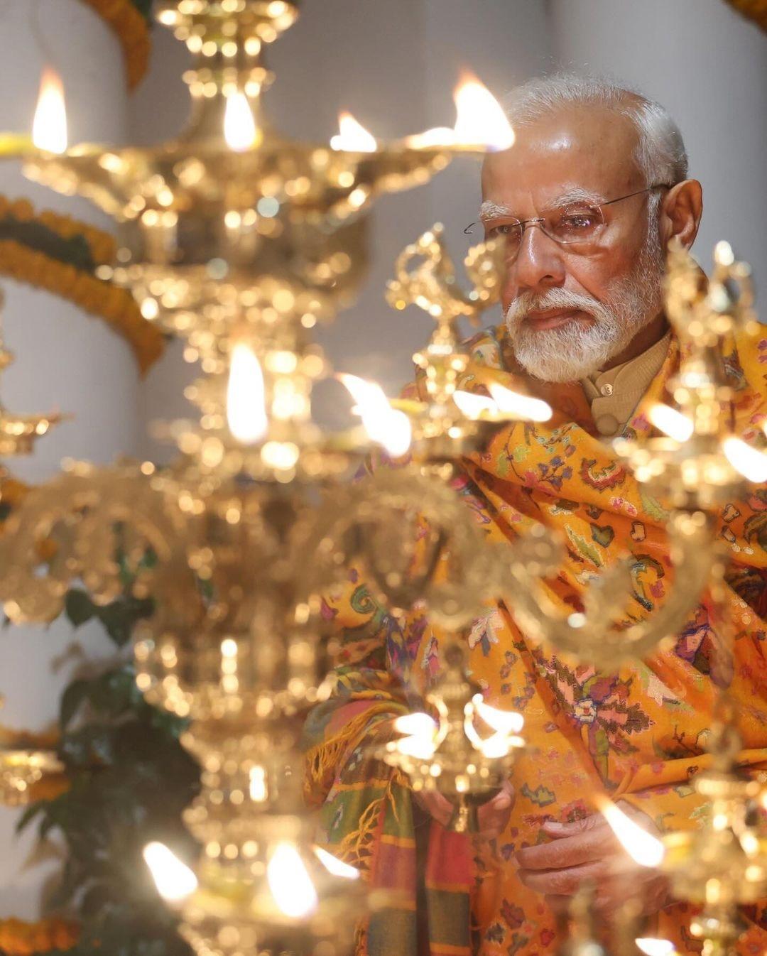 रामलला की प्राण प्रतिष्ठा के बाद प्रधानमंत्री मोदी ने चरणामृत लेकर अपना व्रत खोला.
