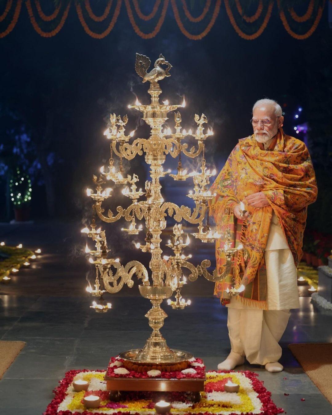 अयोध्या से लौट कर पीएम मोदी रामलला की प्राण प्रतिष्ठा वाली तस्वीर की पूजा करते नज़र आए.