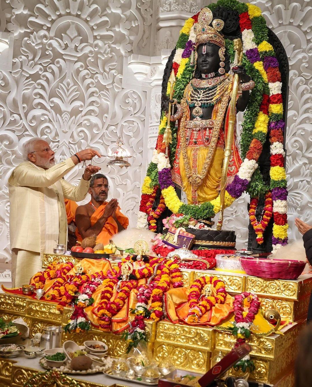 इस दौरान भी पीएम मोदी पीले रंग की शॉल पहने नज़र आए.