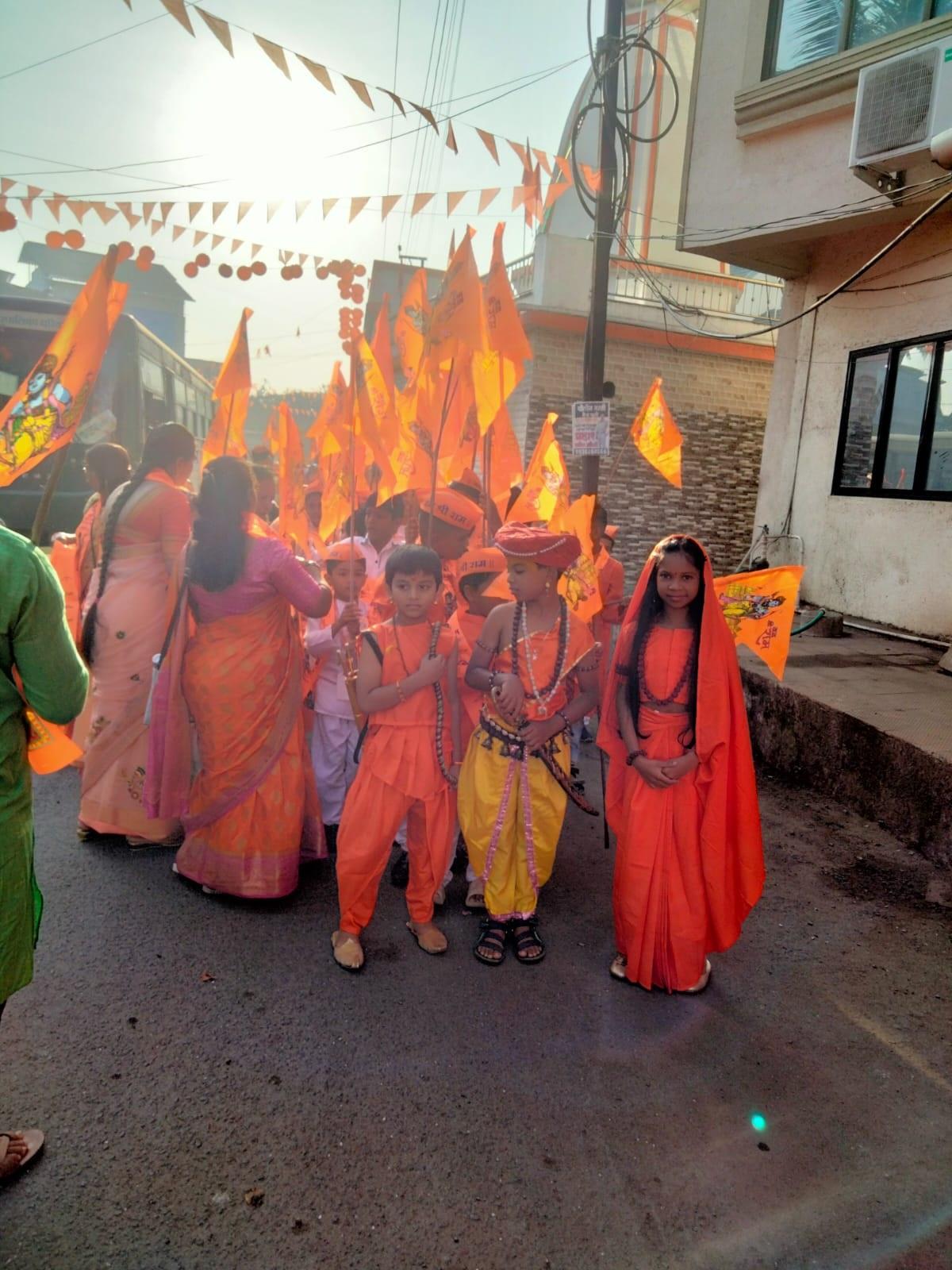 तस्वीरों में आप देख सकते हैं कि इस दौरान सभी लोग काफी खुश और उत्साहित नजर आए.