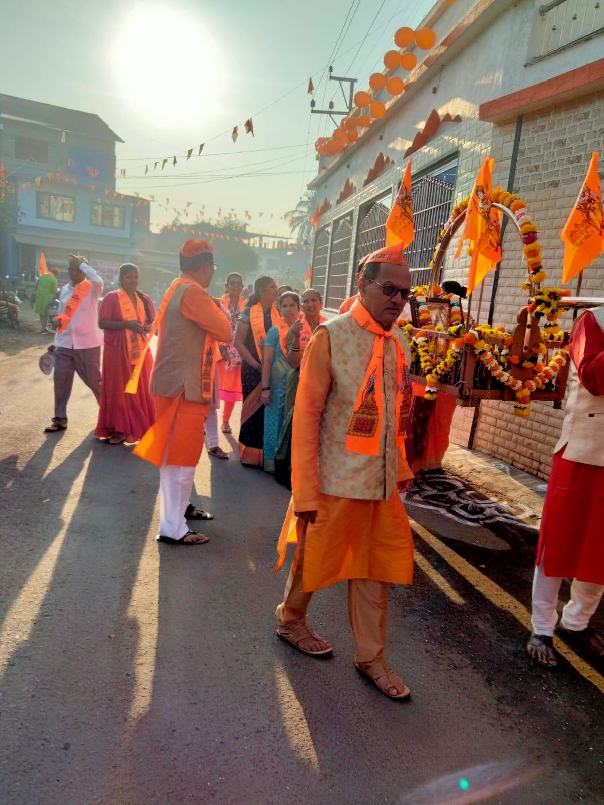 इस भव्य पालकी समारोह में महिला-पुरुषों के अलावा बच्चे भी भाग लेते दिखे.