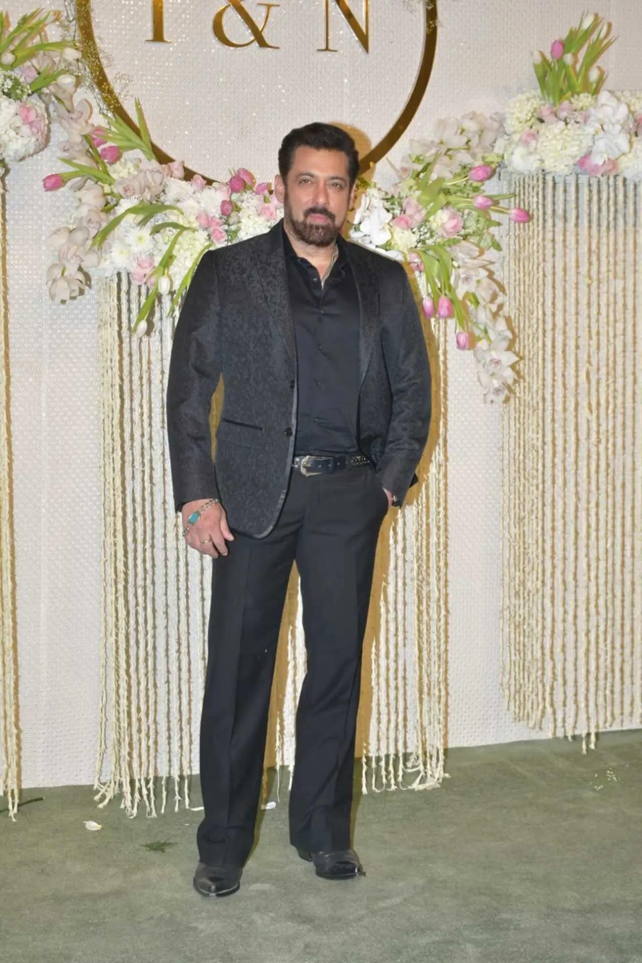 सलमान खान ऑल-ब्लैक सूट में डैशिंग लग रहे थे. अभिनेता अपनी नई मूंछों और दाढ़ी वाले लुक में नजर आए.