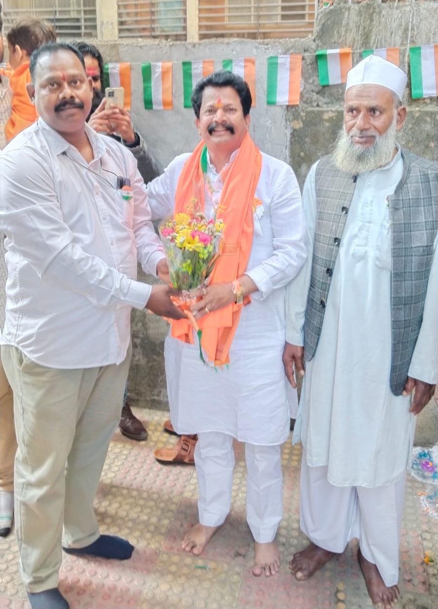 सभी ने एक साथ आकर तस्वीरें भी खिचवाई और एक दूसरे को पुष्प गुच्छ भी दिया.