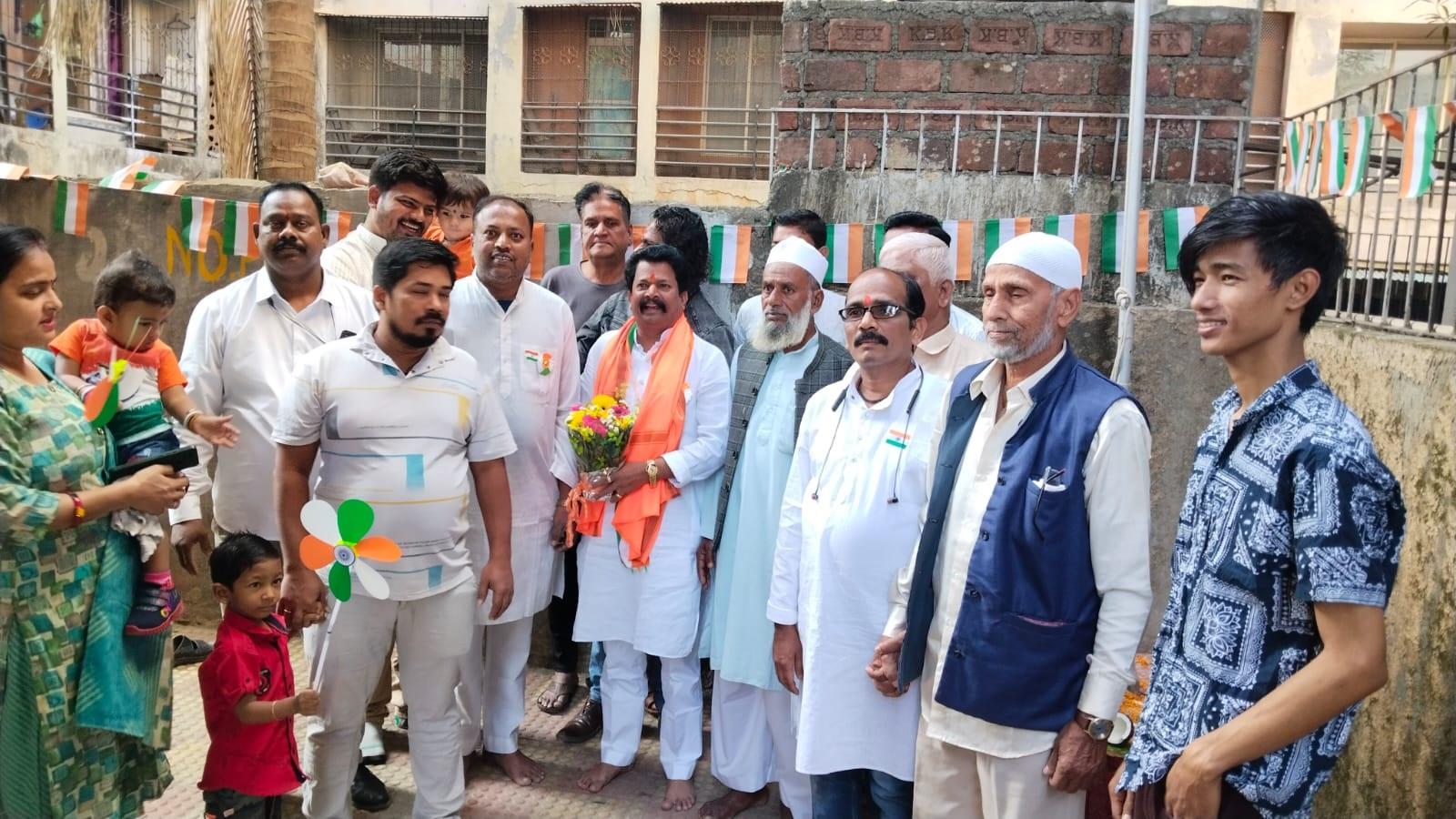 इसके बाद हिंदू-मुस्लिम एकता दिखते हुए झंडे को सलामी दी गई.