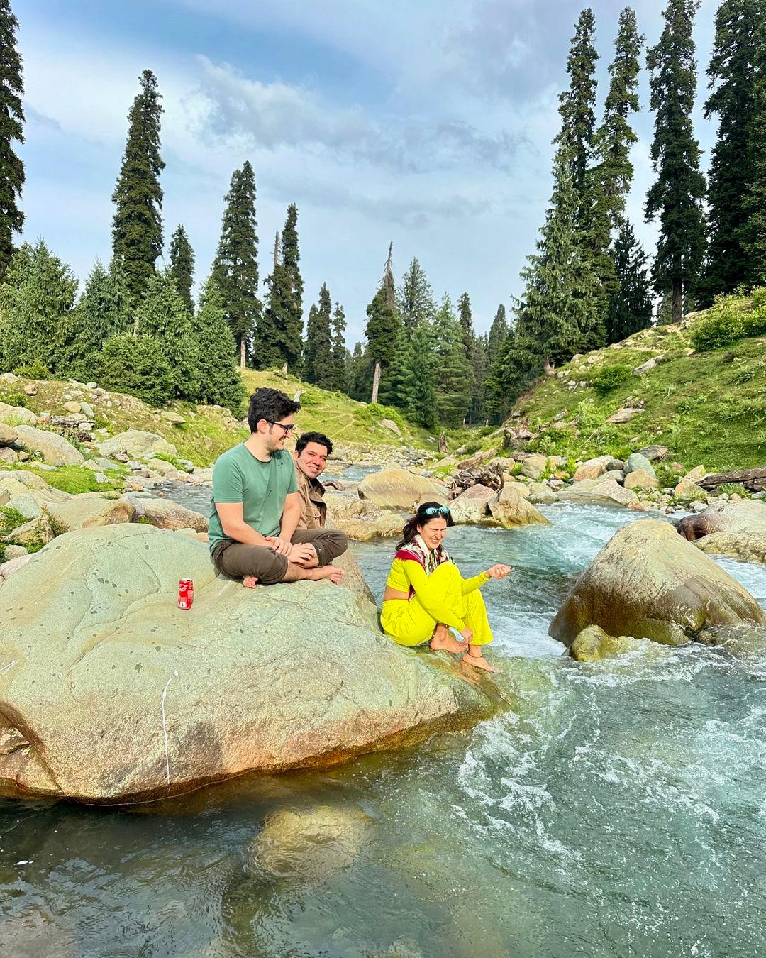 सारा इन तस्वीरों में नियॉन ग्रीन कलर के टॉप और पैंट पहनी नजर आई. इसी कलर से  मिलते-जुलते जूते और एक शॉल में दिखाई दी.  