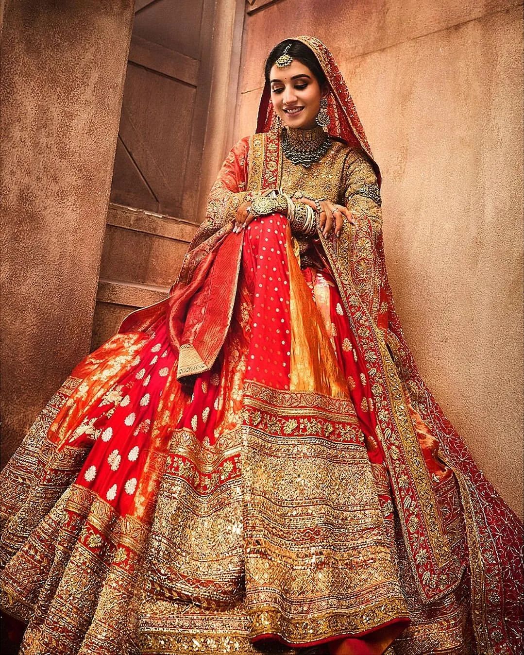 बनारसी ब्रोकेड प्रिंट से सजा और रियल गोल्ड की कारीगरी से बना ब्रोकेड सिल्क लहंगा वाकई बहुत खूबसूरत है.
