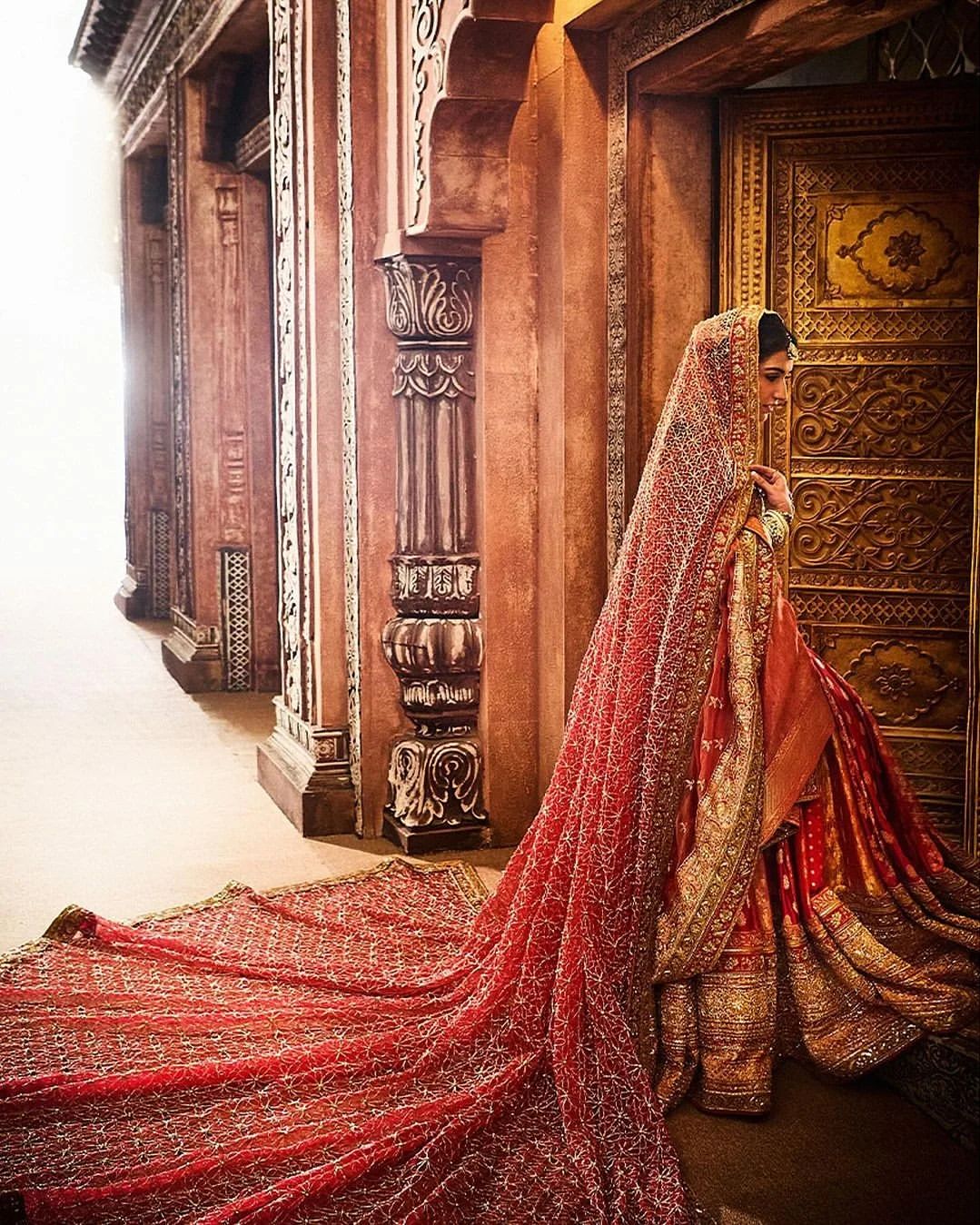 राधिका ने घूंघट के लिए जो लाल दुपट्टा कैरी किया है, इसमें जालीदार डिज़ाइन है. सुर्ख लाल रंग के इस दुपट्टे पर बनारसी कला साफ दिखाई देती है.