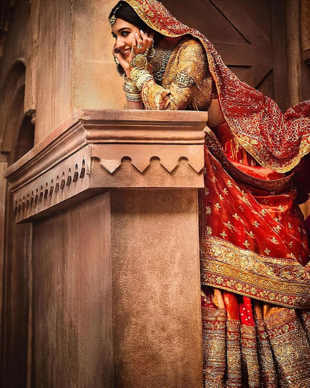 लहंगे के साथ ही राधिका की आंखों के लिए गहरे शेड्स और होंठों के लिए भूरे रंग का हल्का शेड है, जो पहले लाल रंग के विपरीत है. शादी लुक से बिल्कुल अलग विदाई लुक भी काफी खूबसूरत है.