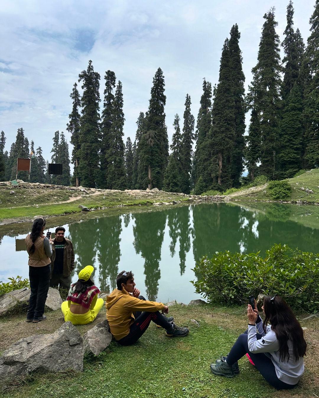 बता दें, कहवा एक खास कश्मीरी पेय है जो दालचीनी, इलायची, स्टार ऐनीज और केसर जैसे मसालों से बनाया जाता है, जिसे आमतौर पर चीनी या शहद से मीठा किया जाता है और बादाम के साथ सजाया जाता है. 