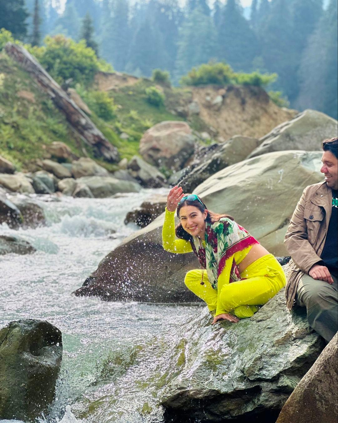 सारा की ये तस्वीरें सोशल मीडिया पर खूब वायरल हो रही हैं और फैंस उनकी खूबसूरती और अदाओं के दीवाने हो रहे हैं.