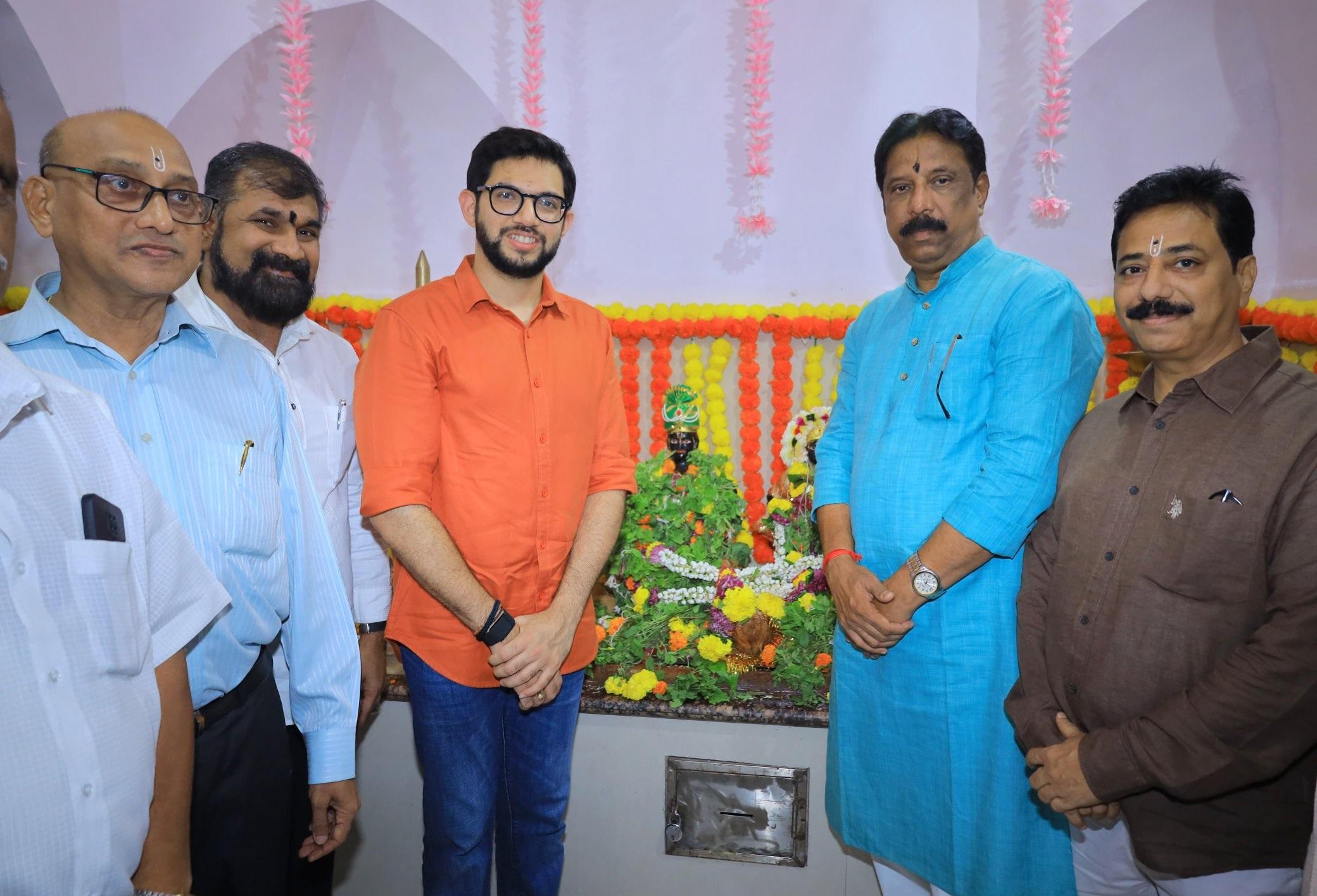 आदित्य ठाकरे ने भक्ति भाव से भरे माहौल में आयोजित भजन कार्यक्रम में भी हिस्सा लिया, जहां भक्तों ने पारंपरिक भजन के माध्यम से भगवान विठ्ठल की महिमा का गुणगान किया. 