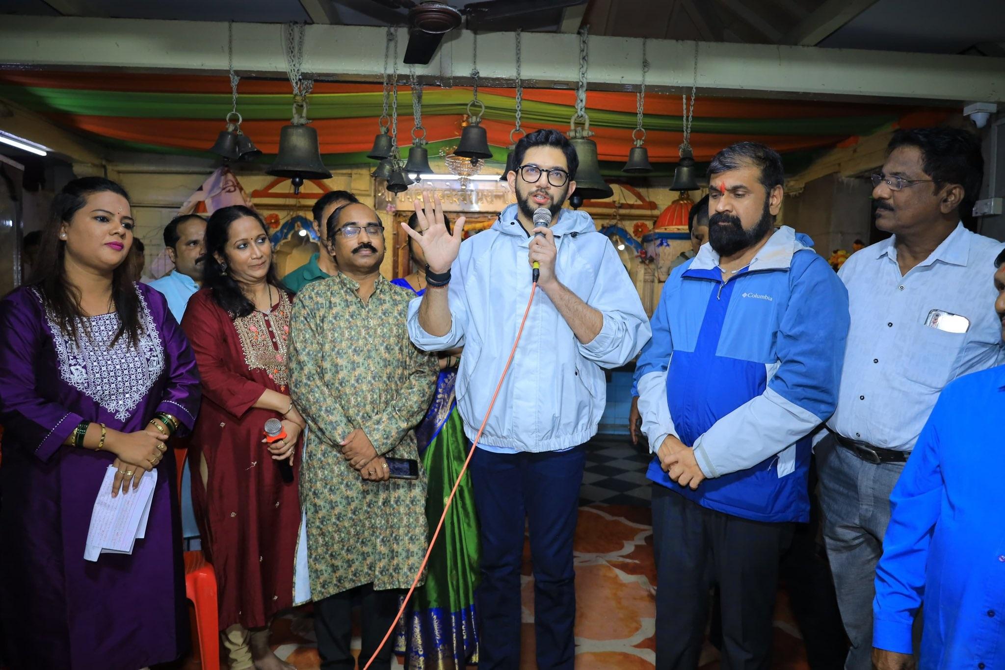 इस दौरान आदित्य ठाकरे ने स्थानीय लोगों को भरोसा दिलाया कि उनकी समस्याओं का समाधान करने के लिए वह हमेशा तत्पर रहेंगे.