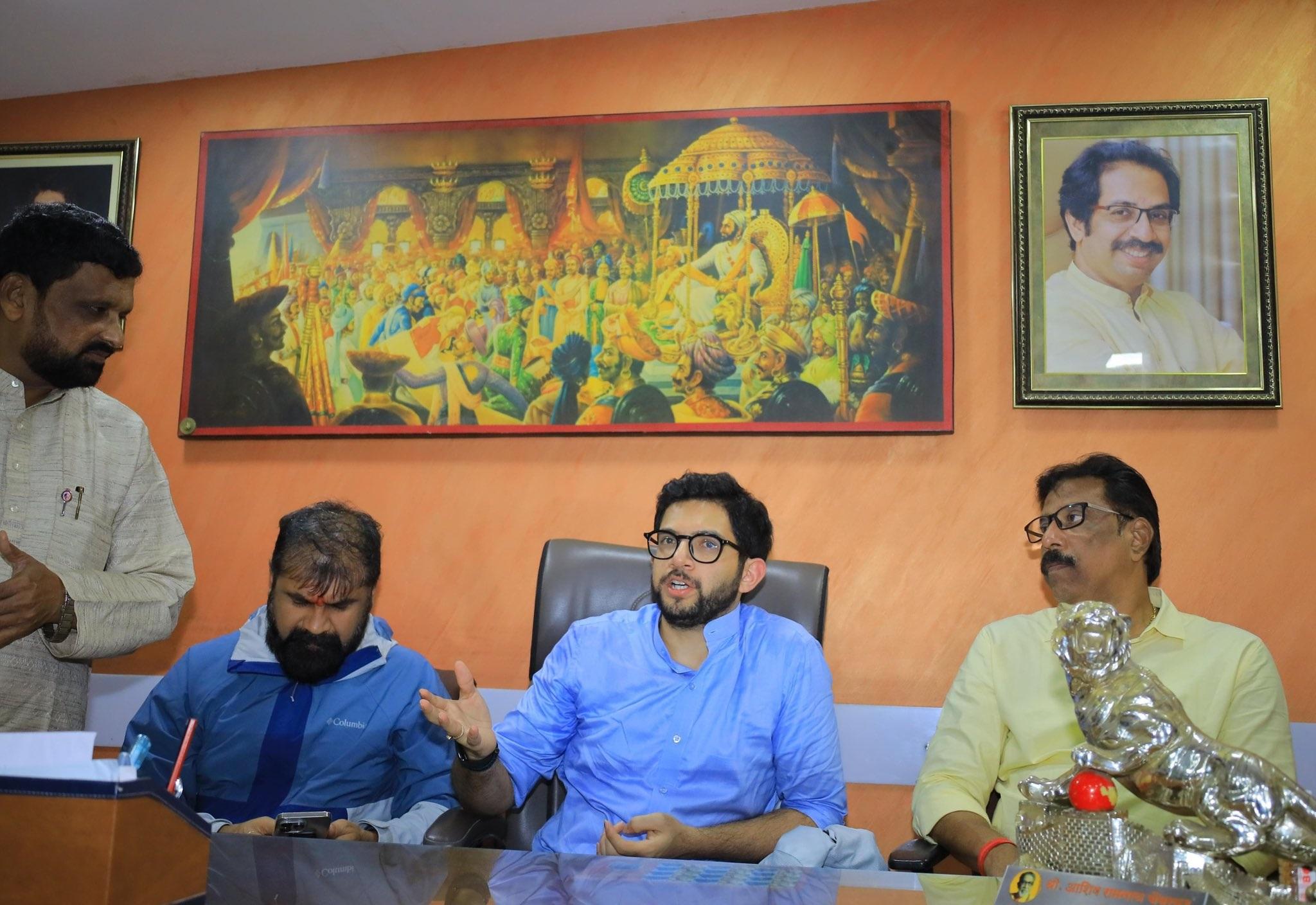 इस कार्यक्रम के माध्यम से आदित्य ठाकरे ने यह स्पष्ट संदेश दिया कि वह न केवल पार्टी के नेता हैं, बल्कि जनता के सच्चे प्रतिनिधि भी हैं. उनकी यह पहल न केवल स्थानीय समुदाय को एकजुट करने में मदद करेगी, बल्कि आगामी चुनावों में भी महत्वपूर्ण भूमिका निभाएगी.