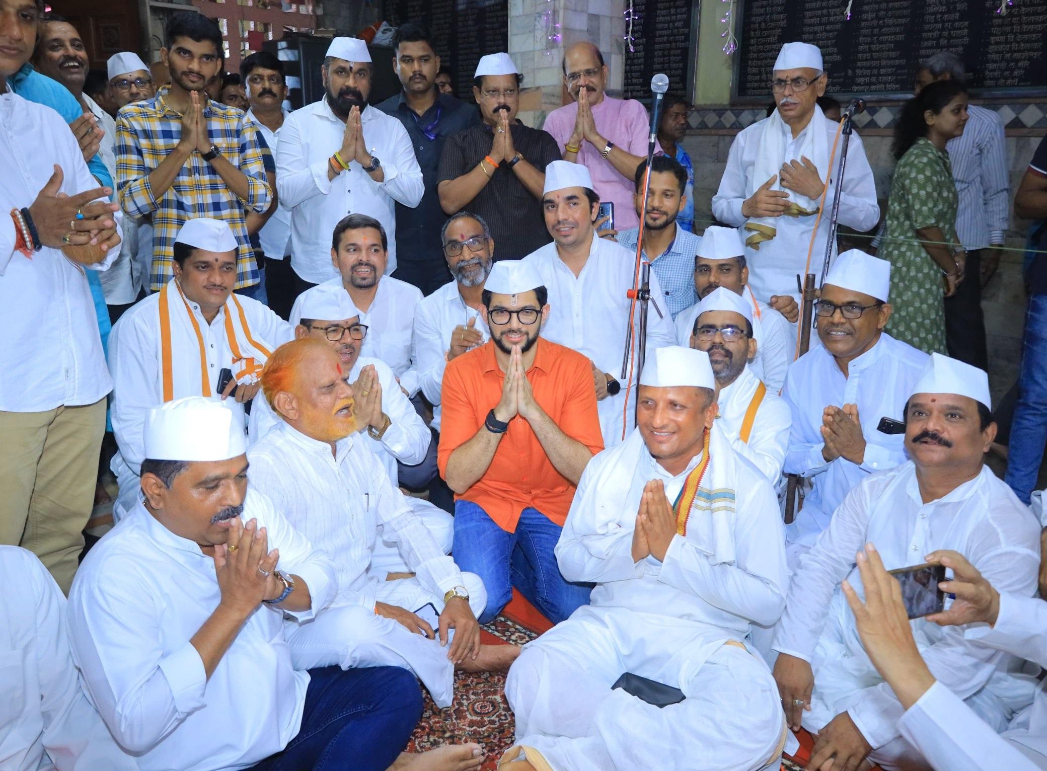 आषाढ़ी एकादशी पर आदित्य ठाकरे लोअर परेल के खिमजी नागजी चाल में स्थित विट्ठल रुक्मिणी मंदिर में भी दर्शन करने पहुंचे. 