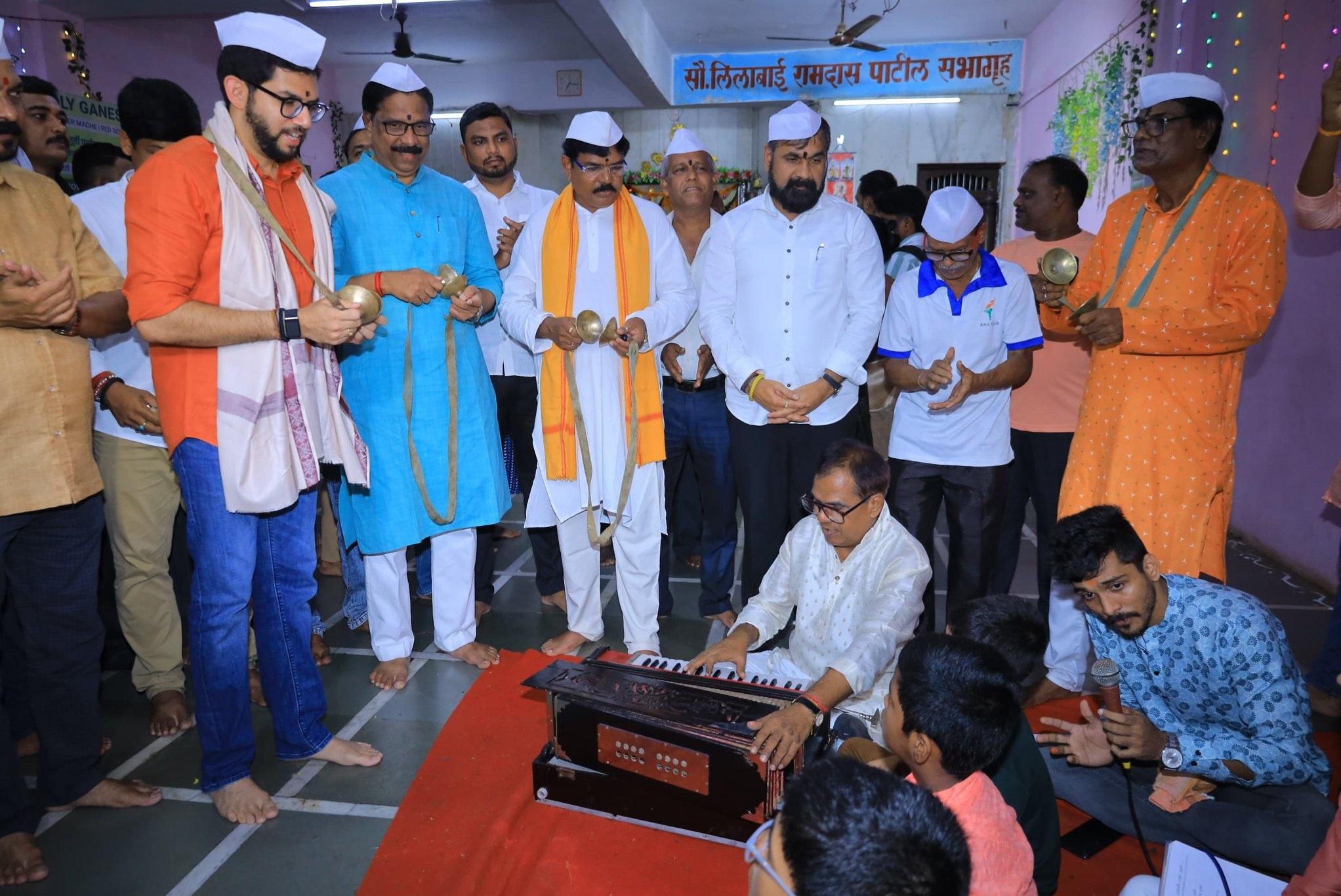 मालूम हो कि आगामी विधानसभा चुनावों के लिए शिवसेना (यूबीटी) पार्टी ने अपनी कमर कस ली है. शिवसेना (उद्धव बालासाहेब ठाकरे) प्रमुख उद्धव ठाकरे चुनाव की रणनीति तैयार कर रहे हैं. 