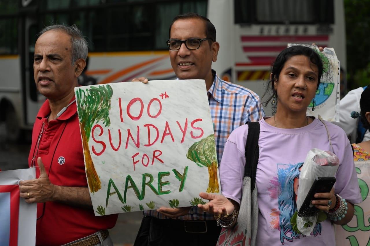 आरे कॉलोनी, जिसे मुंबई का हरित फेफड़ा भी कहा जाता है, लगभग 1,800 एकड़ में फैला हुआ एक विशाल हरित क्षेत्र है. यहां पर मेट्रो कारशेड बनाने के प्रस्ताव के खिलाफ पिछले कई वर्षों से स्थानीय निवासी, पर्यावरण प्रेमी और समाजसेवी संघर्ष कर रहे हैं. 