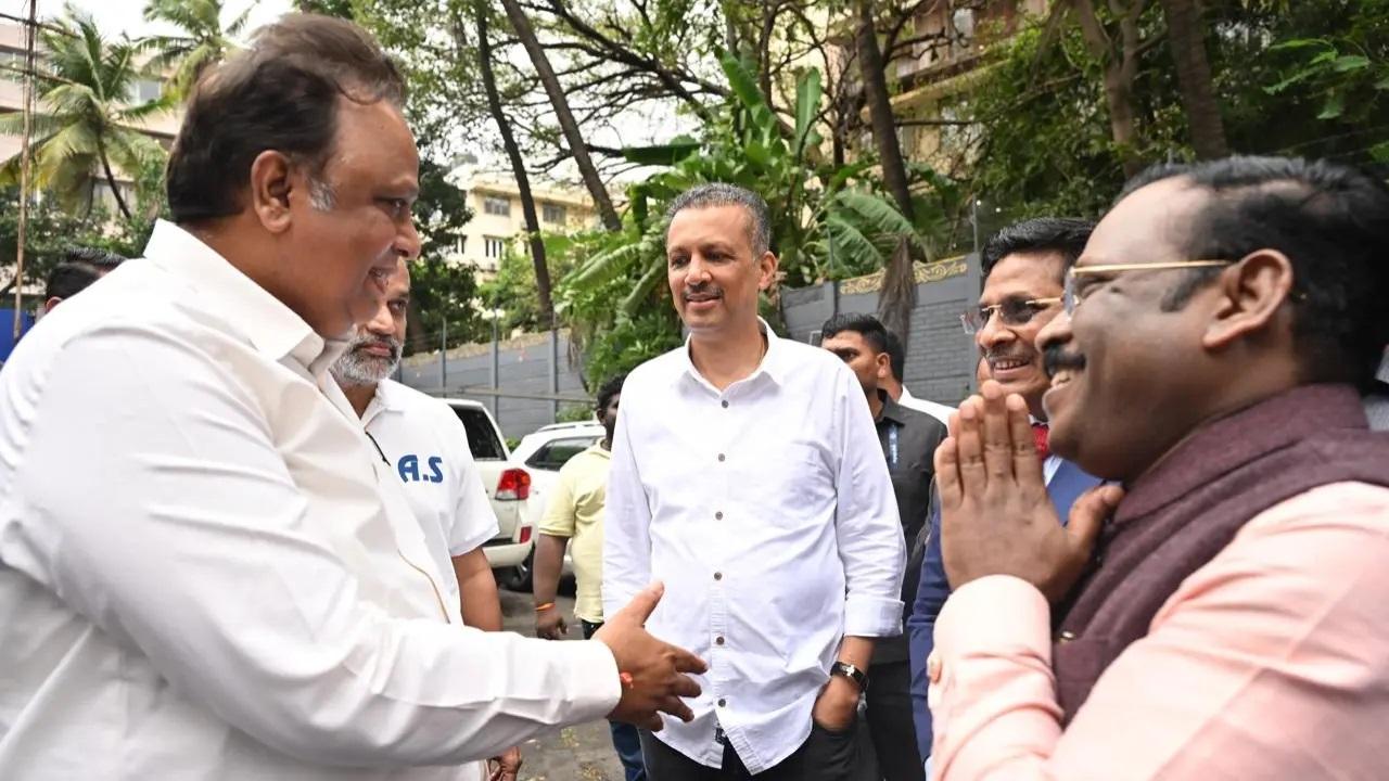 भारतीय क्रिकेट कंट्रोल बोर्ड (BCCI) के कोषाध्यक्ष आशीष शेलार को भी MCA के अध्यक्ष पद के चुनाव के बाद वानखेड़े स्टेडियम में देखा गया. 