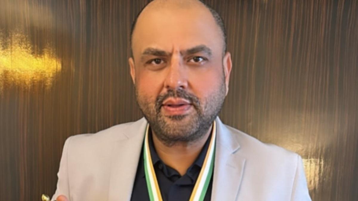 पूर्व मुंबई क्रिकेट एसोसिएशन के अध्यक्ष अमोल काले का T20 वर्ल्ड कप 2024 के दौरान दिल का दौरा पड़ने से निधन हो गया था. काले ने 9 जून को भारत और पाकिस्तान के बीच हुए बड़े मुकाबले में भी भाग लिया था. उनके निधन के बाद, MCA के अध्यक्ष पद खाली हो गया था, जिसके लिए मुंबई के वानखेड़े स्टेडियम में चुनाव आयोजित किए गए थे.