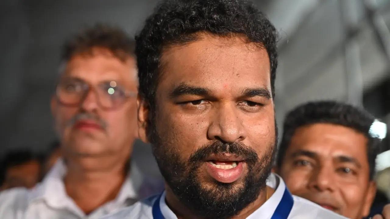 अजिंक्य नाइक ने संजय नाइक को हराकर मुंबई क्रिकेट एसोसिएशन के अगले अध्यक्ष बने. यहां कुछ खिलाड़ी और बोर्ड सदस्य हैं जिन्होंने वानखेड़े स्टेडियम में अपनी उपस्थिति दर्ज कराई.