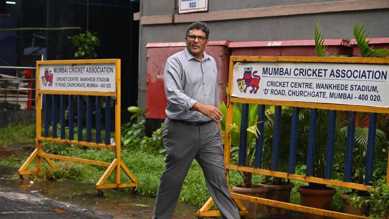 पूर्व भारतीय मध्यम तेज गेंदबाज अबे कुरुविला को मुंबई के इस ऐतिहासिक स्टेडियम के बाहर देखा गया. कुरुविला ने भारत के लिए 10 टेस्ट और 25 वनडे मैच खेले हैं, जिसमें उन्होंने प्रत्येक फॉर्मेट में 25 विकेट लिए हैं.