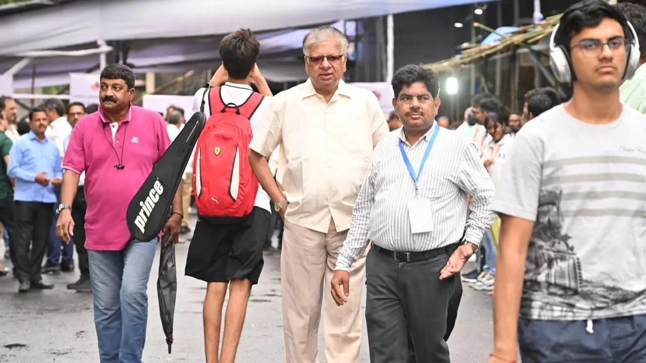 पूर्व भारतीय ऑलराउंडर करन घावरी ने भी स्थल पर अपनी उपस्थिति दर्ज कराई. उन्होंने भारत के लिए 39 टेस्ट मैच खेले हैं, जिसमें उन्होंने 913 रन बनाए हैं और 19 वनडे मैचों में 114 रन बनाए हैं.