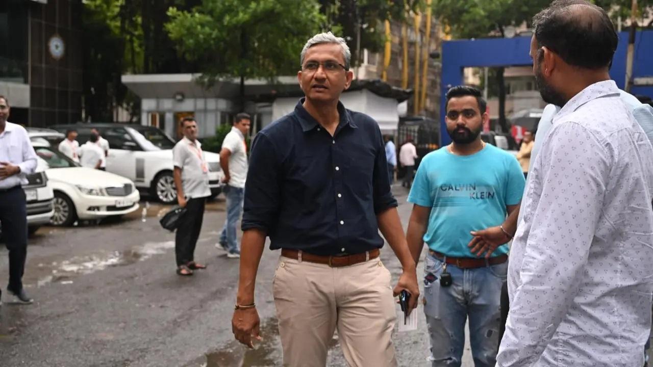 टीम इंडिया के पूर्व बल्लेबाजी कोच संजय बांगर भी MCA के अध्यक्ष पद के चुनाव के लिए वानखेड़े स्टेडियम में उपस्थित थे.