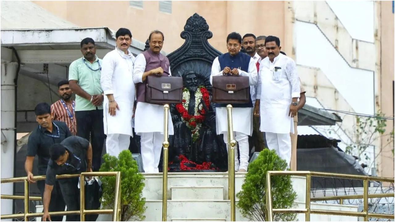 बजट पेश करने से पहले अजित पवार. तस्वीर/X