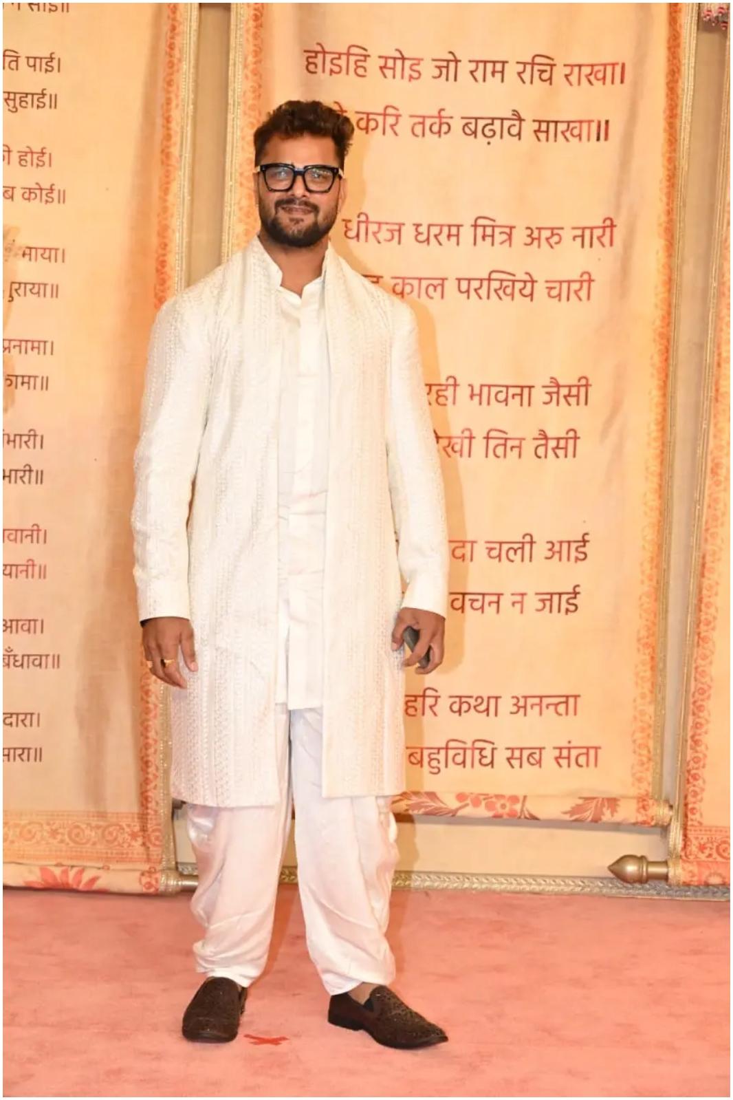 रिसेप्शन में खेसारी लाल यादव सफेद पारंपरिक भारतीय पोशाक में पहुंचे.