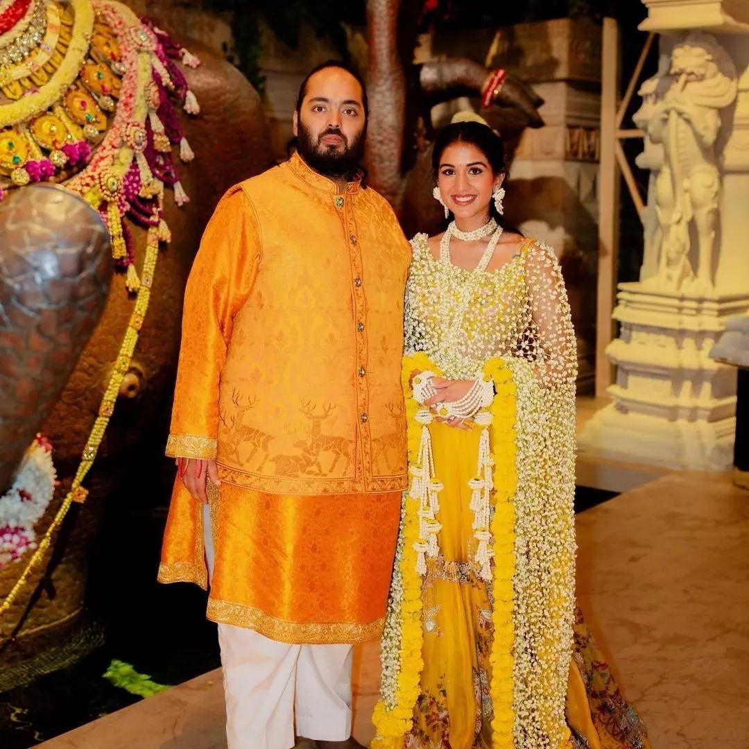 बारात से पहले अनंत अंबानी की साफा बांधने की रस्म निभाई जाएगी. इसके साथ ही `मिलनी` की रस्म भी होगी.