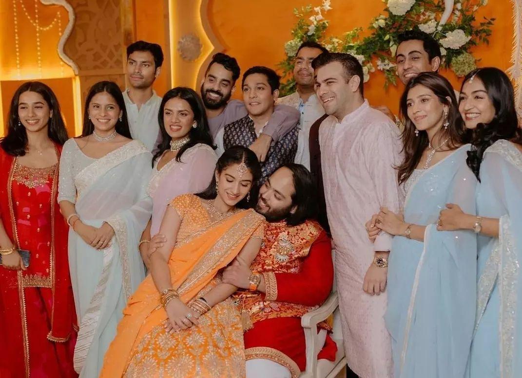 मिली जानकारी के अनुसार, अनंत अंबानी की बारात दोपहर 3 बजे होगी. यह मुंबई के BKC स्थित जियो वर्ल्ड सेंटर में होगी. 