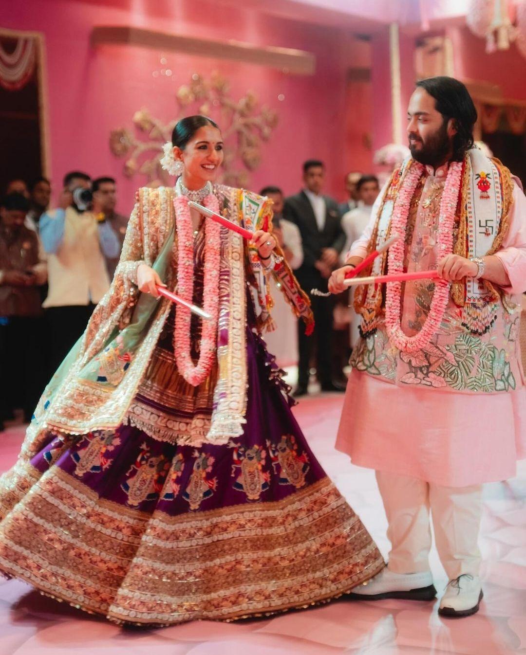 अनंत-राधिका की वरमाला की रस्म रात 8 बजे होगी. शादी सात फेरे और सिंदूर दान की रस्म रात 10 बजे तक पूरी हो जाएगी. 