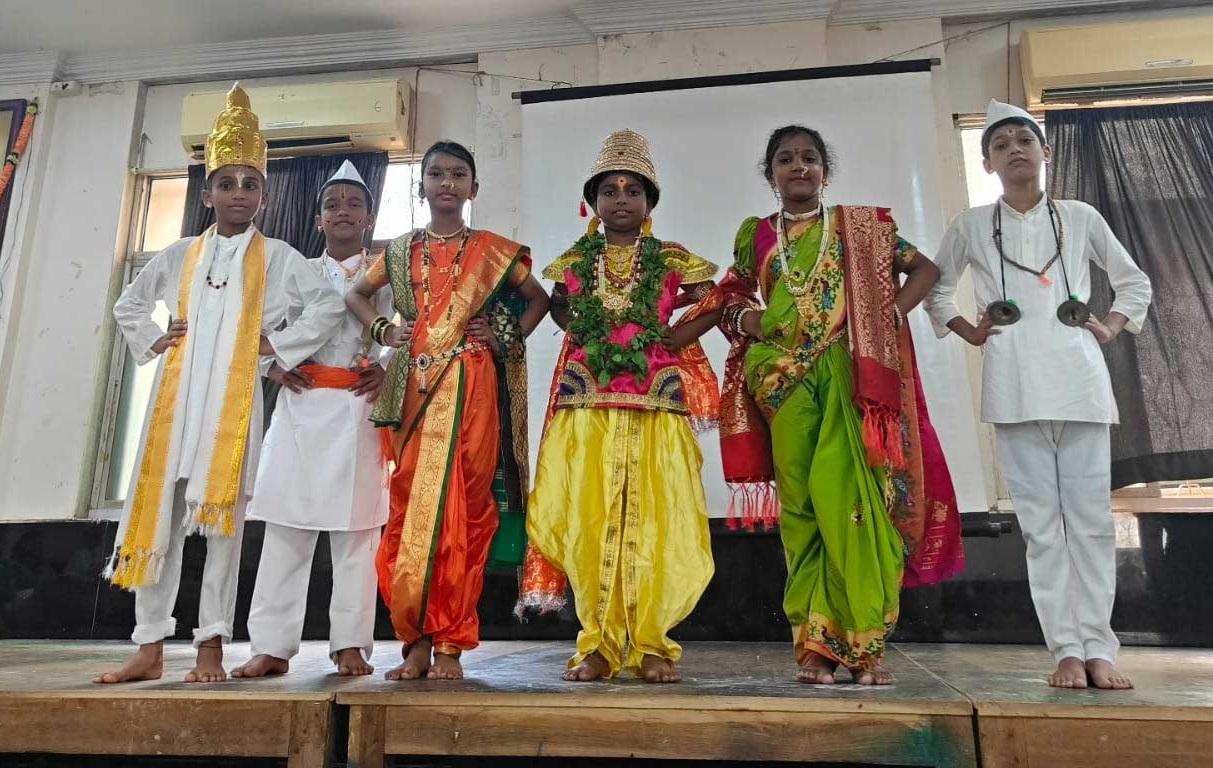 कार्यक्रम के दौरान स्कूली बच्चों ने विठोबा, रुक्मिणी की वेशभूषा धारण कर अभंगों की प्रस्तुति भी दी. कुछ लड़कियों ने नृत्य भी किया. 