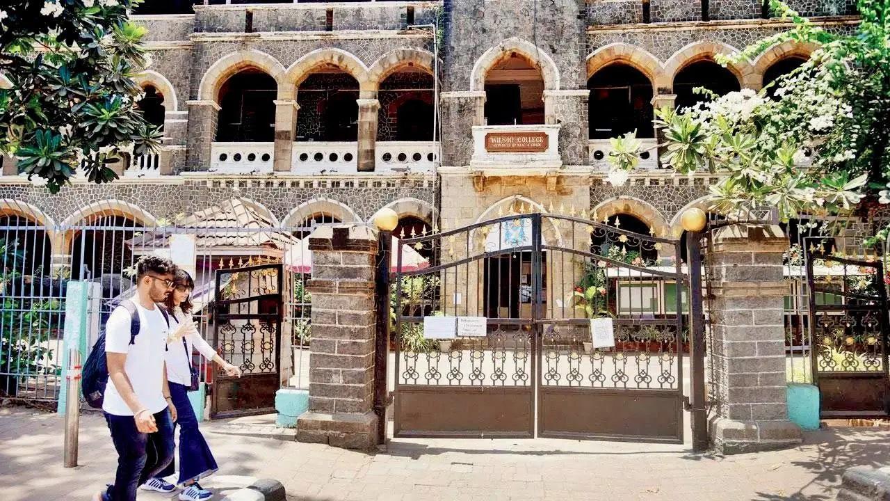 स्कूल शिक्षा विभाग के उप निदेशक के कार्यालय से दूसरे दौर की रिपोर्ट के अनुसार, 20,030 उम्मीदवारों ने अपनी पहली पसंद के कॉलेजों में सीटें सुरक्षित की हैं. 