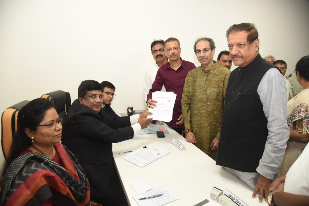 शिवसेना (UBT) के मिलिंद नार्वेकर ने उद्धव ठाकरे, कांग्रेस नेता पृथ्वीराज चव्हाण और NCP के जयंत पाटिल के साथ अपना नामांकन दाखिल किया.