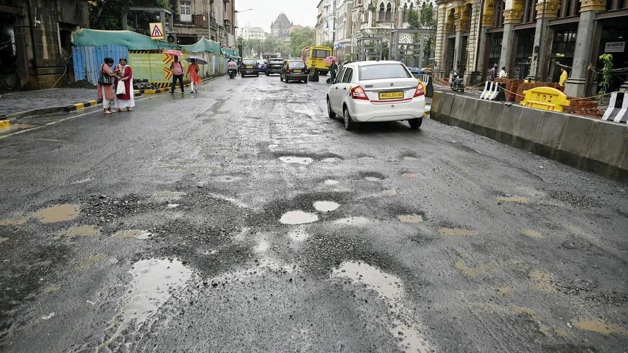 डीएन रोड, फोर्ट पर गड्ढे. Pic/Ashish Raje
