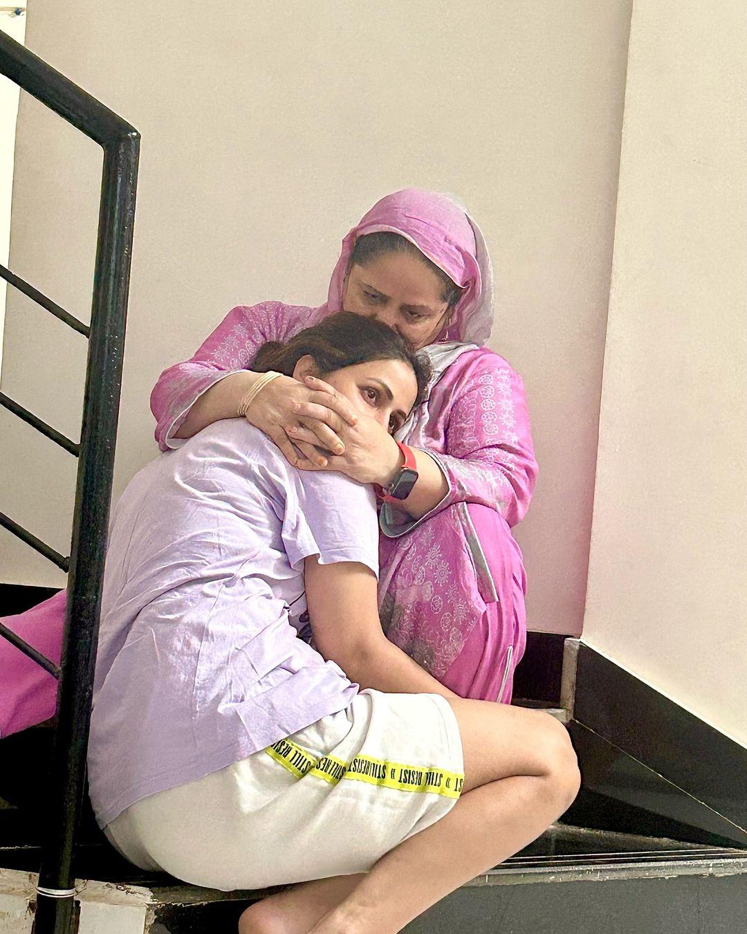 तस्वीरों में आप साफ तौर पर देखा सकते है कि हिना खान और उनकी मां के चेहरे पर दर्द और पीड़ा दिखाई दे रही हैं. 