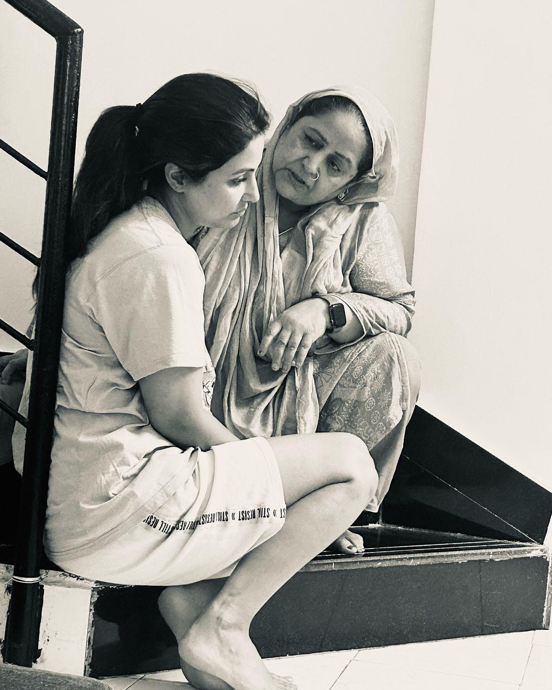हिना खान ने सोशल मीडिया पर करीब 5 फोटोज को शेयर किया है. इन तस्वीरों में वह अपनी मां के सीने से लिपटी दिखाई दे रही हैं. 