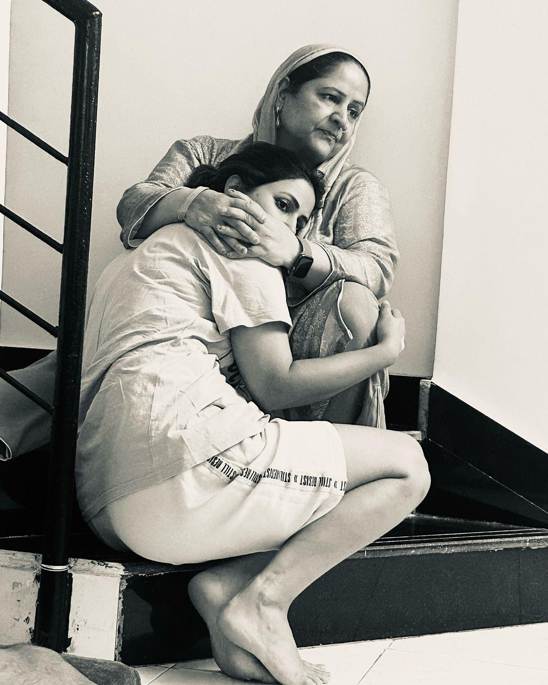 हिना खान ने इंस्टाग्राम पर कुछ फोटोज शेयर की हैं. इसके साथ अभिनेत्री ने कैप्शन में लिखा, `एक मां का दिल अपने बच्चों को आश्रय, प्यार और आराम प्रदान करने के लिए दुःख और दर्द के महासागर को पी सकता है. यह वह दिन था जब मेरे मां को मेरे ब्रेस्ट कैंसर होने का पता चला.` 